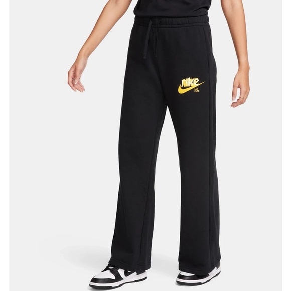 NWT Nike Sportswear Club FleeceWomen's Wide Leg Mid Rise Sz L in black